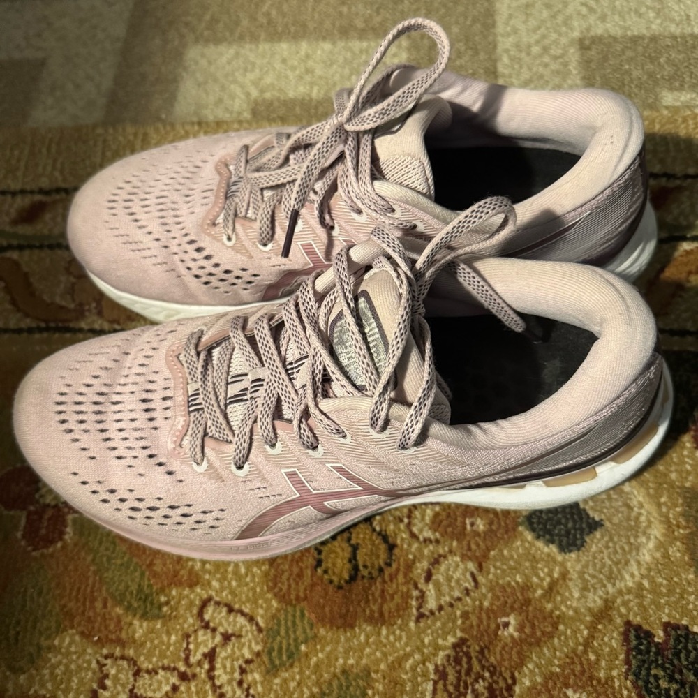 ASICS Gel Kayano 28 Running Shoes - Light Pink with Mauve Detailing Size 9 Wide